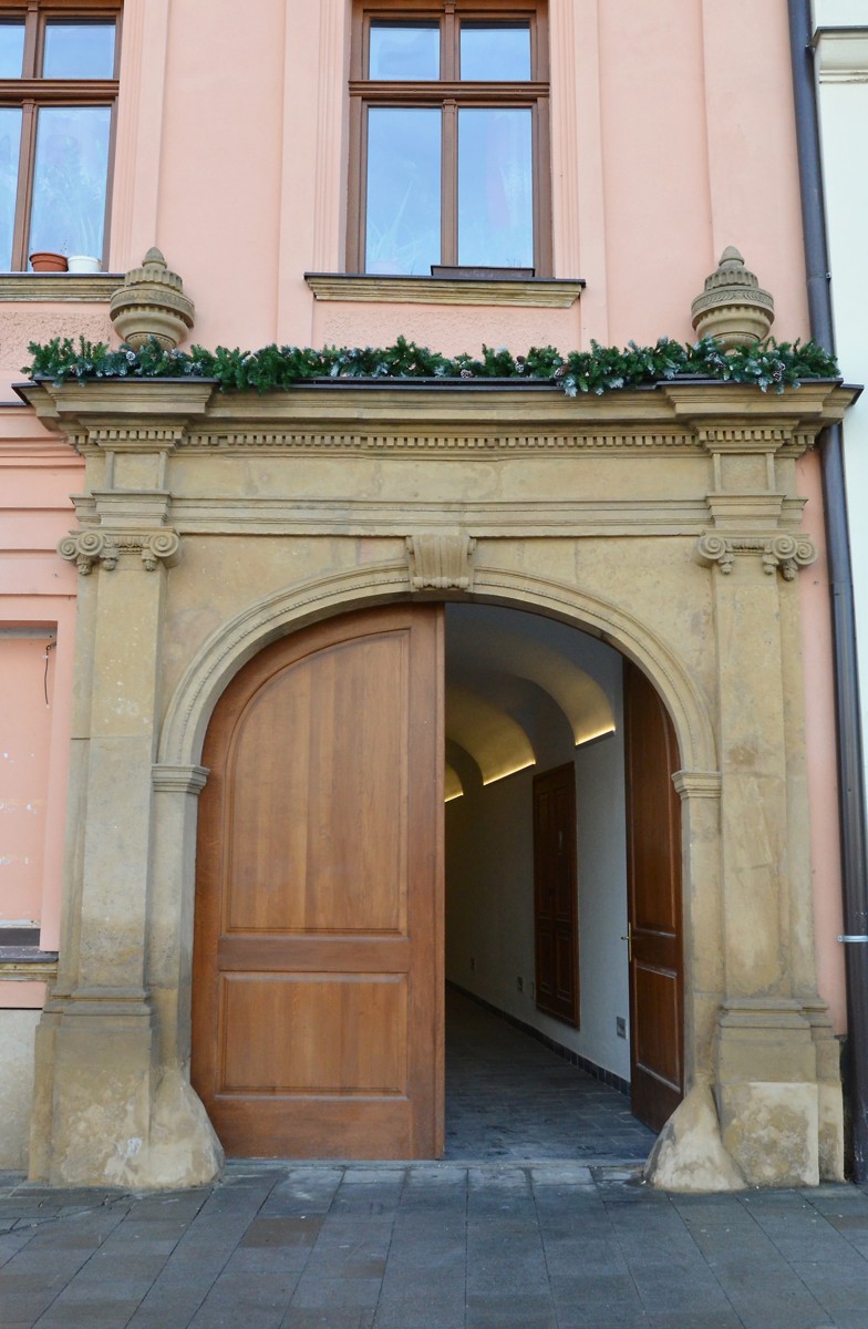 Zrekonstruovaný historický vchod od tržnice