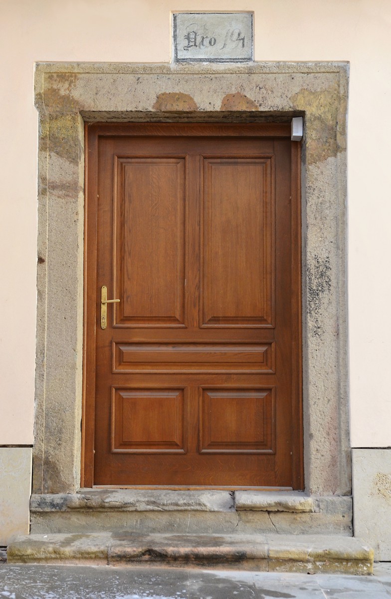 Zrekonstruované dveře a historické domovní číslo